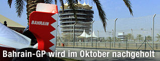 Modell eines F1-Boliden vor dem Tower des Bahrain-GPs