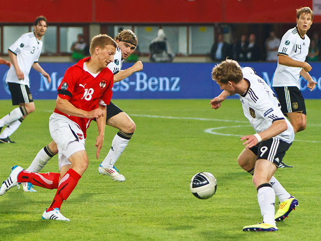 © ORF.at/Christian Öser Daniel Royer im Zweikampf mit zwei DFB-Spielern