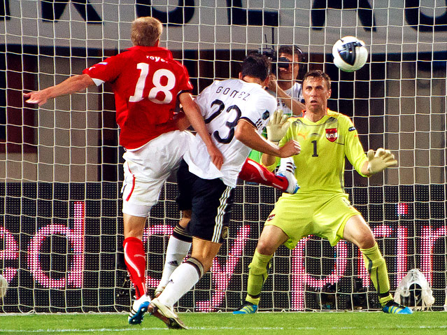 © ORF.at/Christian Öser Mario Gomez köpft gegen Christian Grazei ein