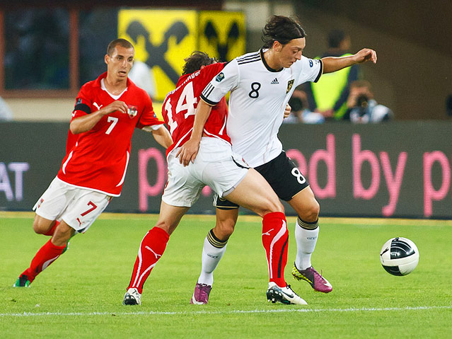 © ORF.at/Christian Öser Mesut Özil im Zweikampf mit Julian Baumgartlinger und Stefan Kulovits