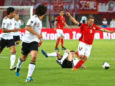 © ORF.at/Christian Öser Erwin Hoffer (Österreich) läuft neben einem liegenden Toni Kroos (Deutschland)