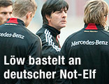 DFB-Teamchef Joachim L&ouml;w mit seiner Mannschaft w&auml;hrend des Trainings