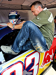 © APA/EXPA/Sandro Zangrando Peter Pacult klettert in einen DTM-Rennwagen.