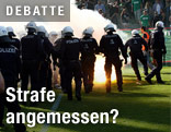 Polizisten auf Fußballfeld