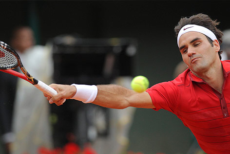 Roger Federer schlägt eine Rückhand