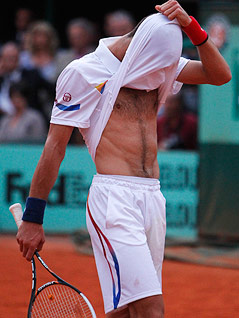Novak Djokovic versteckt den Kopf unter seinem T-Shirt