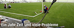 Arbeiter am Rasen im Stadion
