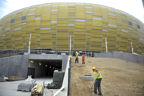 Bauarbeiter vor der PGE Arena in Gdansk