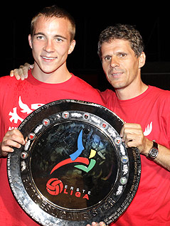 © GEPA/Mario Kneisl Christopher Dibon mit Admria-Trainer Dietmar Kühbauer und dem Meisterteller