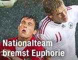 Zlatko Junuzovic im Kopfball-Duell mit einem Verteidiger Lettlands