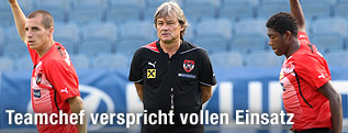 &Ouml;FB-Teamchef Dietmar Constantini beobachtet Stefan Kulovits und David Alaba beim Training.
