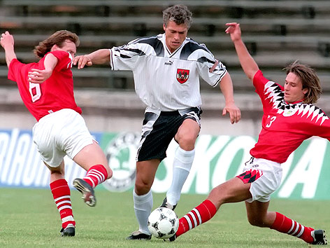 © APA Toni Polster 1995 im ÖFB-Dress gegen zwei lettische Nationalspieler