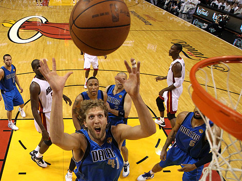 © Reuters Dirk Nowitzki (Dallas Mavericks) vor dem Korb