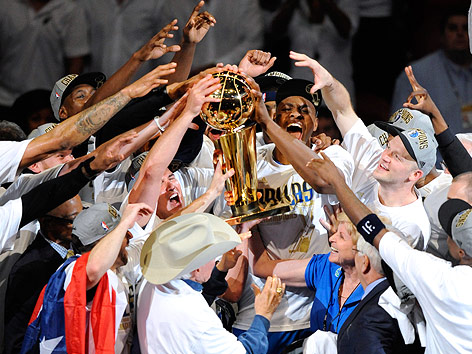 © APA/EPA/Rhona Wise Spieler der Dallas Mavericks greifen nach dem NBA-Champions-Pokal