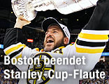 	Boston Bruins Mark Recchi h&auml;lt den Pokal in die H&ouml;he