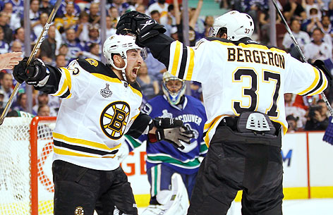 © Reuters/Mike Blake Jubel von Boston Bruins Patrice Bergeron und Brad Marchand, im Hintergrund Canucks Goalie Roberto Luongo