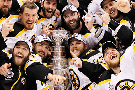 © Reuters/Mike Blake Boston Bruins mit Pokal