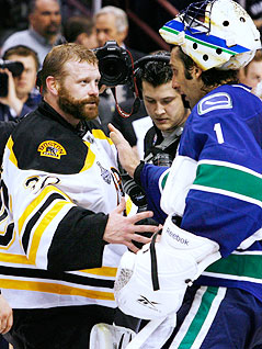 © Reuters/Ben Nelms Boston Bruins Tim Thomas wird von Canucks Goalie Roberto Luongo beglückwünscht