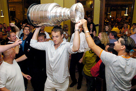 © AP/CTK/Dan Krzywon Tampa-Bay-Spieler Pavel Kubina mit dem Stanley Cup in einem Nachtklub in Ostrava (Tschechien)