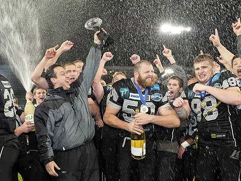 Jubel der Raiders mit Florian Grein, Trainer Shuan Fatah, Mario Rinner und Reinhard Pardeller