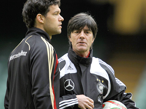 © APA/EPA/dpa/Achim Scheidemann Deutscher Fußballer Michael Ballack und Trainer Joachim Löw