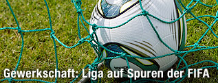 Fu&szlig;ball im Netz