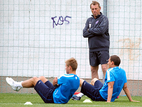 Austria-Trainer Karl Daxbacher beobachtet zwei Spieler beim Training.