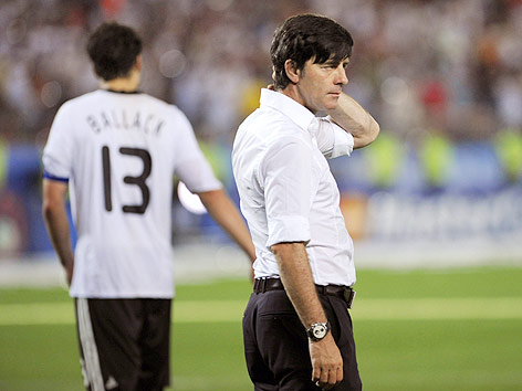 © dapd/Oliver Lang DFB-Trainer Joachim Löw, im Hintergrund geht Michal Ballack