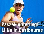 Tamira Paszek blickt auf den Tennisball.