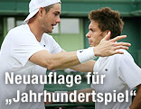 Der Amerikaner John Isner umarmt den Franzosen Nicolas Mahut