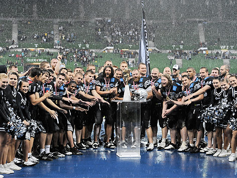 © APA/Andreas Pessenlehner Das Team von Swarco Raiders Tirol jubelt mit Pokal.