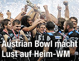 Spieler von Swarco Raiders Tirol jubeln mit Pokal.