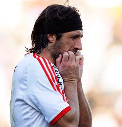 © Reuters/Enrique Marcarian Mariano Pavone von River Plate hält sich enttäuscht die Hände vor den Mund.