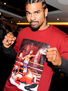 © usa prk T-Shirt von Boxer David Haye, der darauf die Köpfe der Klitschko-Brüder in Händen hält