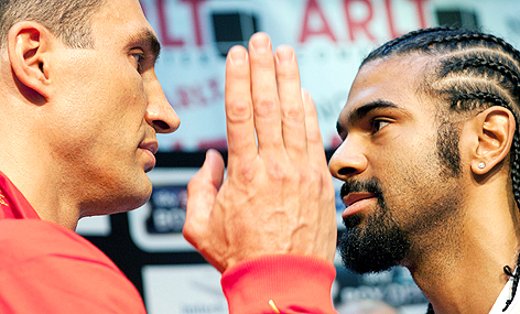 © dapd/Marius Roeer Wladimir klitschko steht seinem Konkurrenten David Haye mit erhobener Handfläche gegenüber