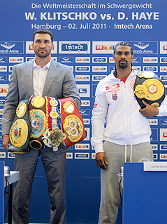© Reuters/Fabian Bimmer Wladimir Klitschko posiert mit seinen vielen WM-Gürtel während David Haye nur mit einem WM-Gürtel daneben steht