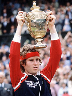 © APA/EPA Tennisspieler John McEnroe mit Wimbledon-Siegespokal 1981