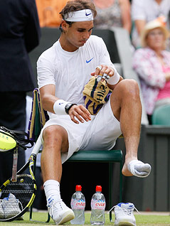 © AP/Kirsty Wigglesworth Rafael Nadal mit ausgezogenem Schuh
