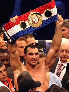 © AP/Frank Augstein Wladimir Klitschko hält den Weltmeistergürtel in die Höhe.
