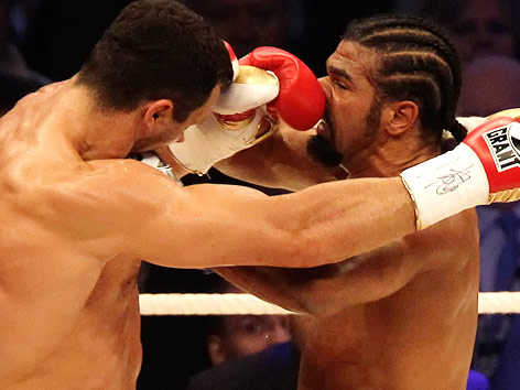 © AP/Frank Augstein Wladimir Klitschko trifft mit der Faust die Nase von David Haye.