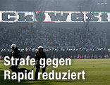 Einsatzkräfte der Polizei stehen im Hanappi-Stadion auf dem Spielfeld