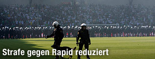 Einsatzkr&auml;fte der Polizei stehen im Hanappi-Stadion auf dem Spielfeld