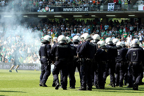 © GEPA/M. Hoermandinger Einsatzkräfte der Polizei stehen im Hanappi-Stadion auf dem Spielfeld