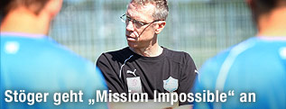 Wiener-Neustadt-Trainer Peter Stöger steht im Training seiner Mannschaft mit verschränkten Händen gegenüber
