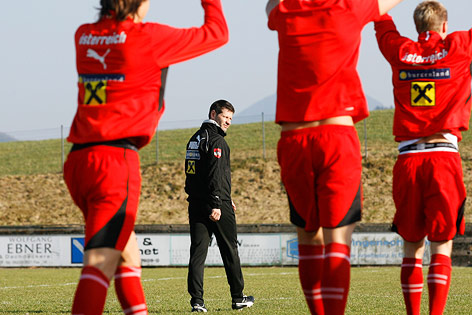 ÖFB-Spieler und Trainer Andreas Heraf beim Aufwärmen