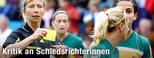 Schiedsrichterin Gyoengyi Gaal und australische Spielerinnen