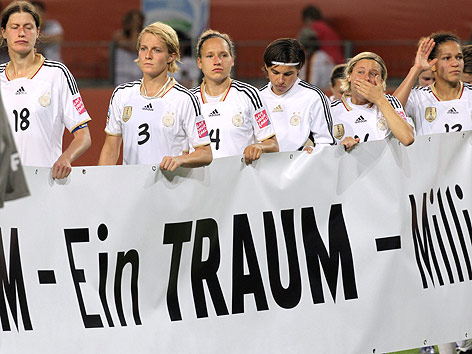 © AP/Michael Probst Enttäuschte deutsche Fußballerinnen