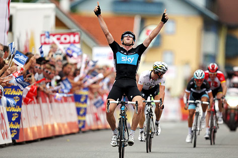 Jubel von Ian Stannard (GBR/ Sky Procycling)