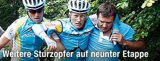 Der gestürzte Alexandre Vinokourov  mit Helfern
