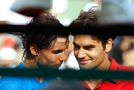 © Reuters/Regis Duvignau Rafael Nadal unterhält sich mit Roger Federer